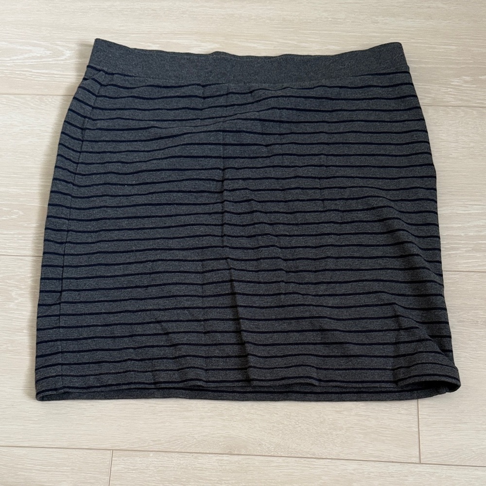 ✨ Banana Republic Charcoal and Black Striped Pencil Skirt